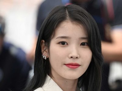 Sorprendió a todos: el gesto de IU hacia los protestantes en contra de Yoon Suk-yeol