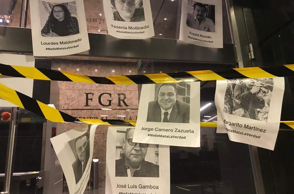 Periodistas clausuraron simbólicamente las instalaciones de la FGR