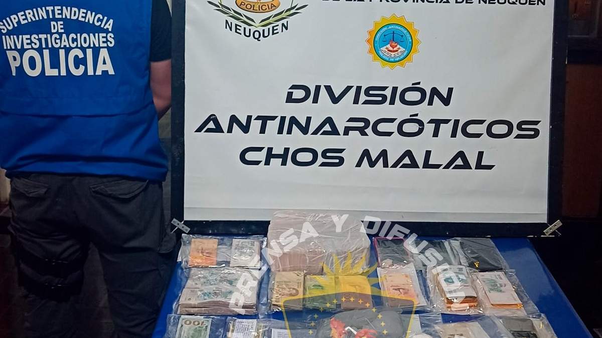 Importante secuestro de droga y dinero en un domicilio de Chos Malal. Fuente (Policía de Neuquén)