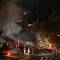 Edificio en llamas se derrumba en Brasil; hay un muerto (Video)