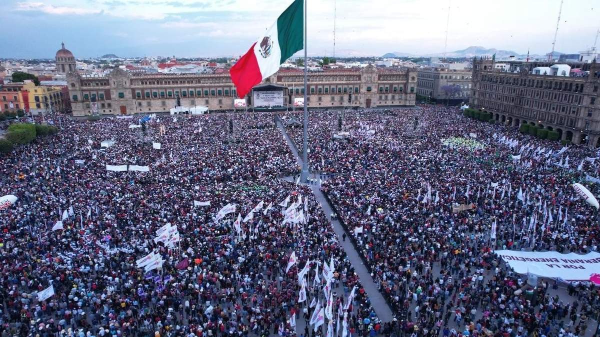 Miles de mexicanos en el Zócalo capitalino por el 85 aniversario de la Expropiación Petrolera