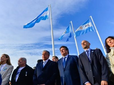 El gobernador Rolando Figueroa encabezó el acto por Malvinas y destacó el compromiso con la memoria de los héroes