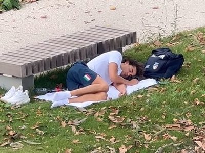 Thomas Ceccon, medallista olímpico, durmió en un parque tras quejarse de la Villa Olímpica
