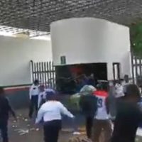 Migrantes vandalizan estación del INAMI en Tapachula (Video)