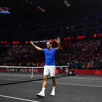 Entre lágrimas y el respeto del mundo del tenis, Federer dice adiós
