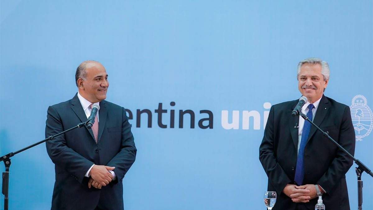 Juan Manzur y Alberto Fernández durante la jura. Fuente: (Twitter)