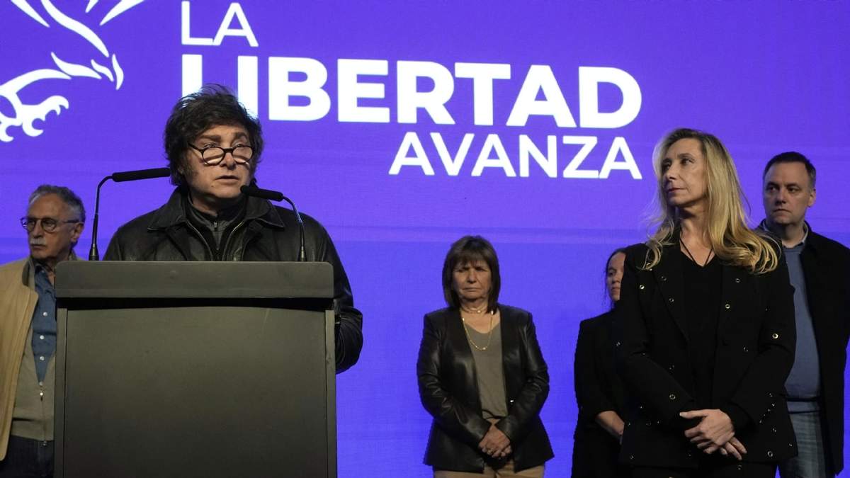 El presidente Javier Milei, a la izquierda, y su hermana y secretaria general de la Presidencia, Karina Milei, al frente a la derecha, aparecen después del cierre de las urnas