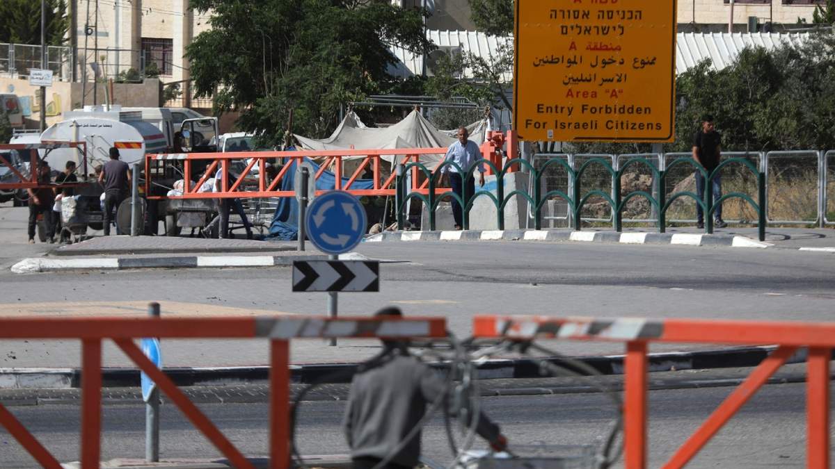 Barreras viales son instaladas en una entrada a Hebrón, en el sur de Cisjordania. Israel lanzó ataques aéreos contra la capital iraní, Teherán, y otras ciudades del país con el objetivo de paralizar la infraestructura nuclear.