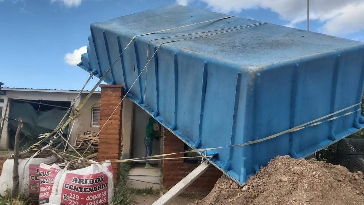 Una pileta terminó en el techo de una vivienda en Centenario. Fuente: (Municipio de Centenario)