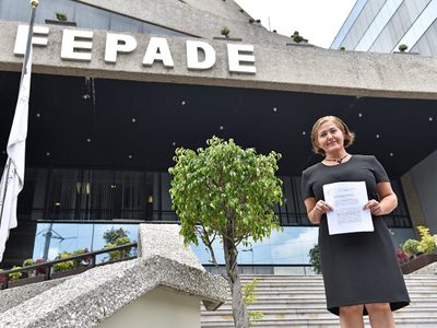 Eva Cadena denuncia ante la Fepade presunto desvío de recursos de Morena en Veracruz