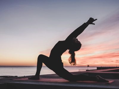 Apto para principiantes: 7 posturas de yoga que podés hacer en casa para favorecer el metabolismo