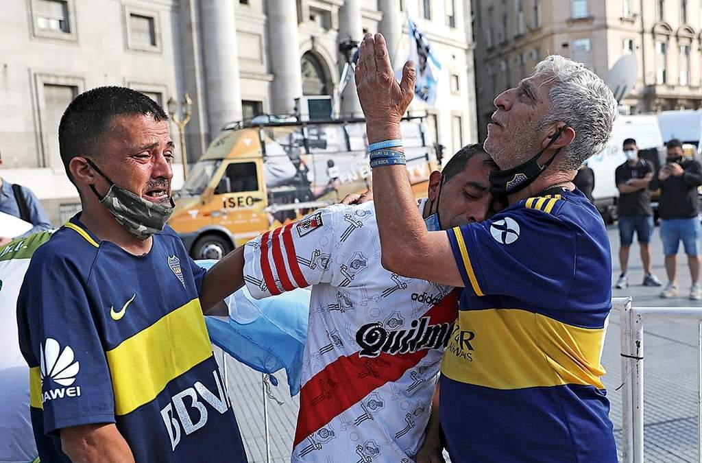 Aficionados argentinos lloran la muerte de Maradona