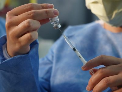 El Ministerio de Salud aprobó la dosis de refuerzo en adolescentes