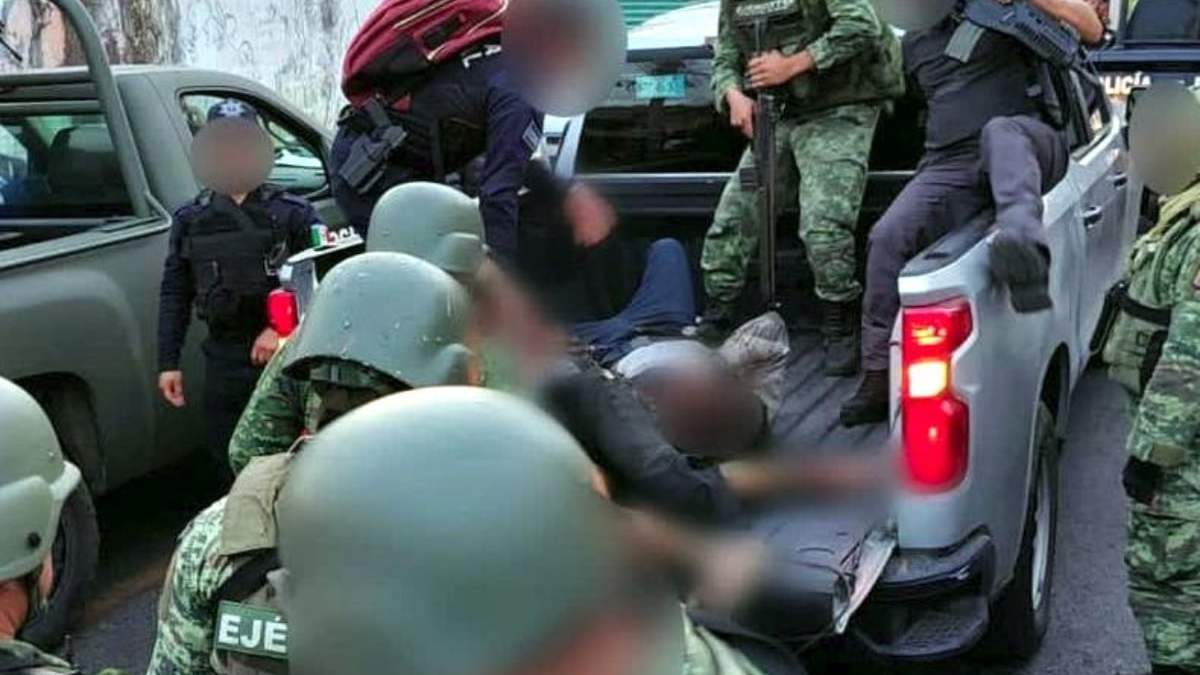 Los presuntos extorsionadores fueron rescatados por policías y militares