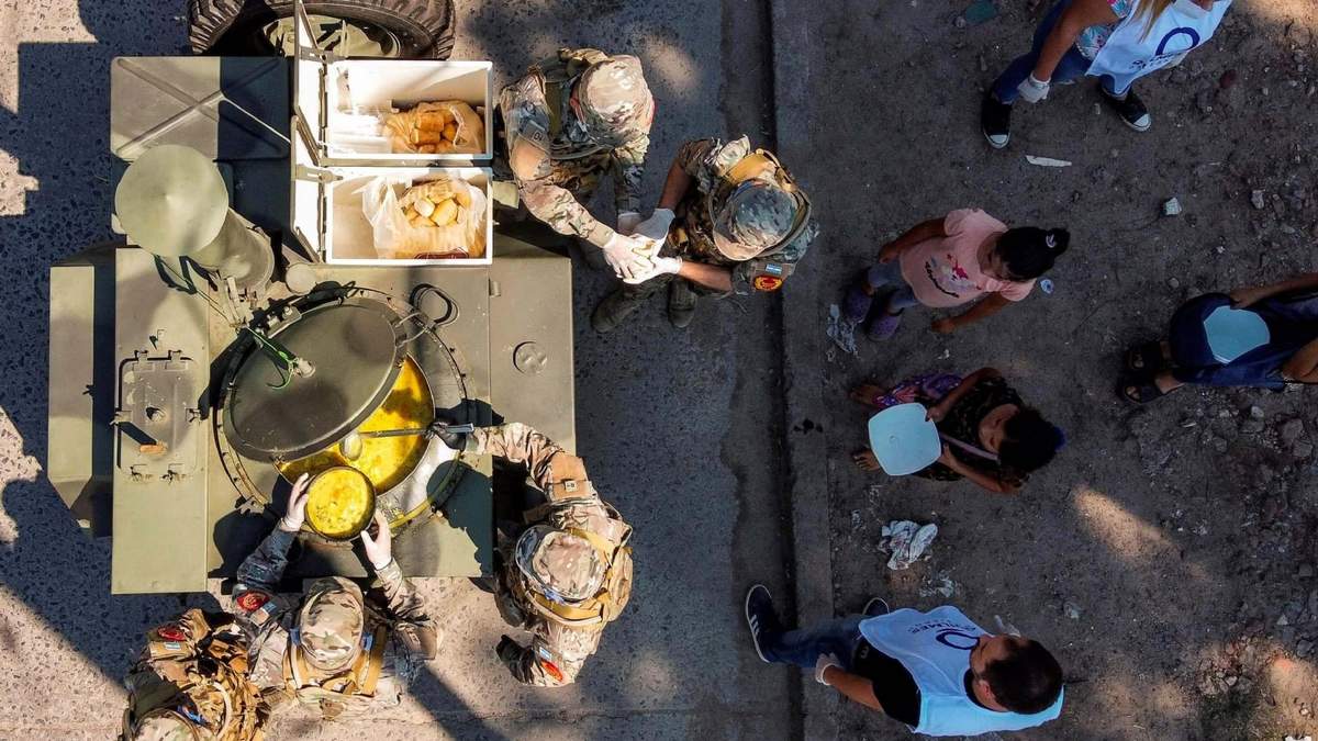 El ejercito reparte alimentos. Fuente: (Twitter)