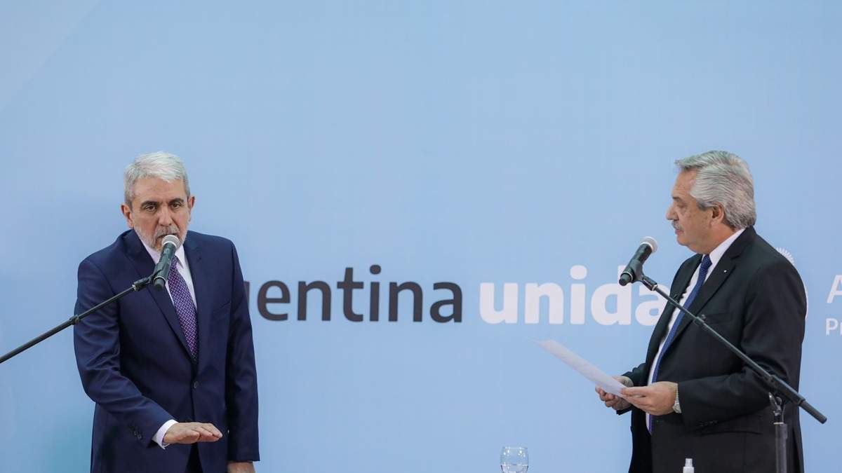 Aníbal Fernández el día de su jura como ministro de Seguridad, con el presidente, Alberto Fernández. Fuente: (Twitter)