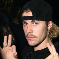 ¿¡Qué hiciste!? Justin Bieber se hace el galán con una fan y… ¡Hailey enloquece!
