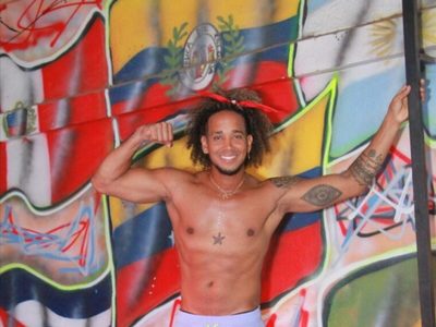 El instructor Pedro Camacho dará una clase de zumba a las neuquinas