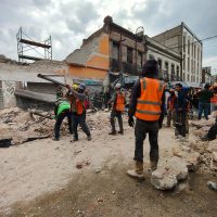 Se desploma una barda sobre un microbús en el Centro Histórico; hay 4 heridos
