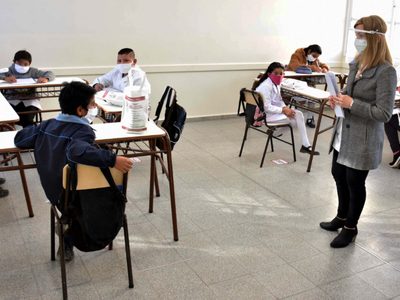 El Gobierno comenzará a inmunizar a los docentes con las vacunas chinas