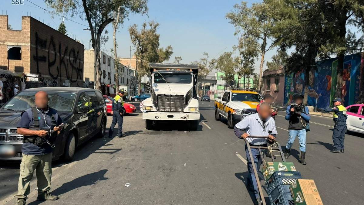 El camión de volteo fue trasladado a un corralón