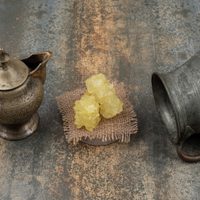 Hallan evidencia de miel en antiguas jarras de bronce