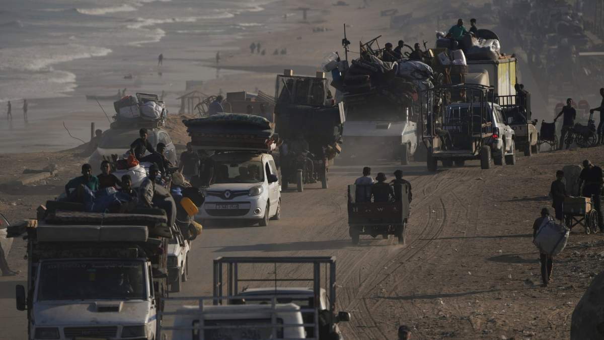 Palestinos desplazados huyen a pie y en vehículo de Ciudad de Gaza con sus pertenencias por la carretera costera hacia el sur de la Franja de Gaza el miércoles 17 de septiembre de 2025