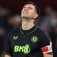 No va ni al banco: el Dibu Martínez está con molestias y no fue convocado por el Aston Villa