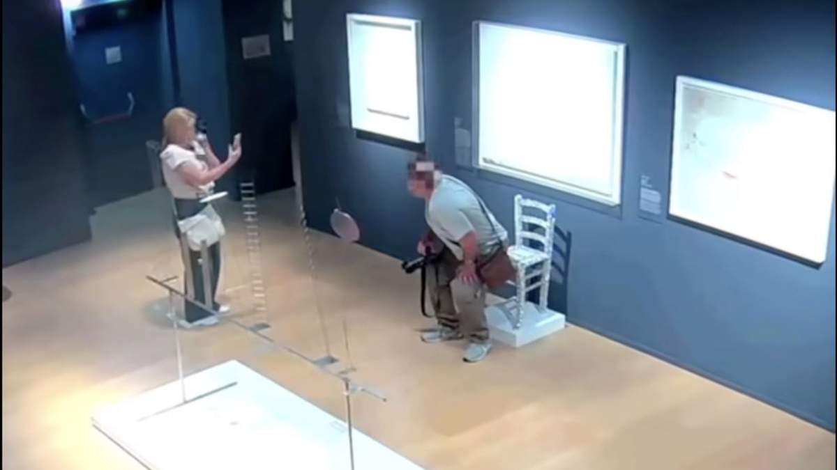 El momento en el que el visitante está a punto de destrozar la silla
