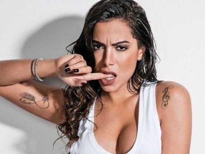 "¡Qué chanchita!": Anitta se quedó sin tela que cubra su súper cavado y TODO ¡le quedó al aire!