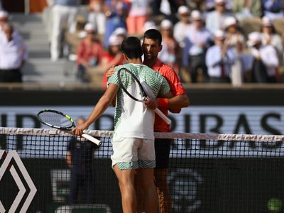 Djokovic acaricia su 23er título de Grand Slam al vencer a Alcaraz, quien sufrió calambres (Videos)