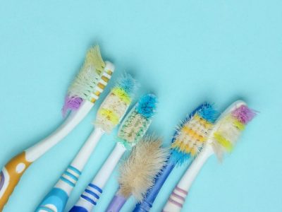 Con estos cepillos de dientes viejos podés hacer un perchero para el baño que todos van a querer copiar