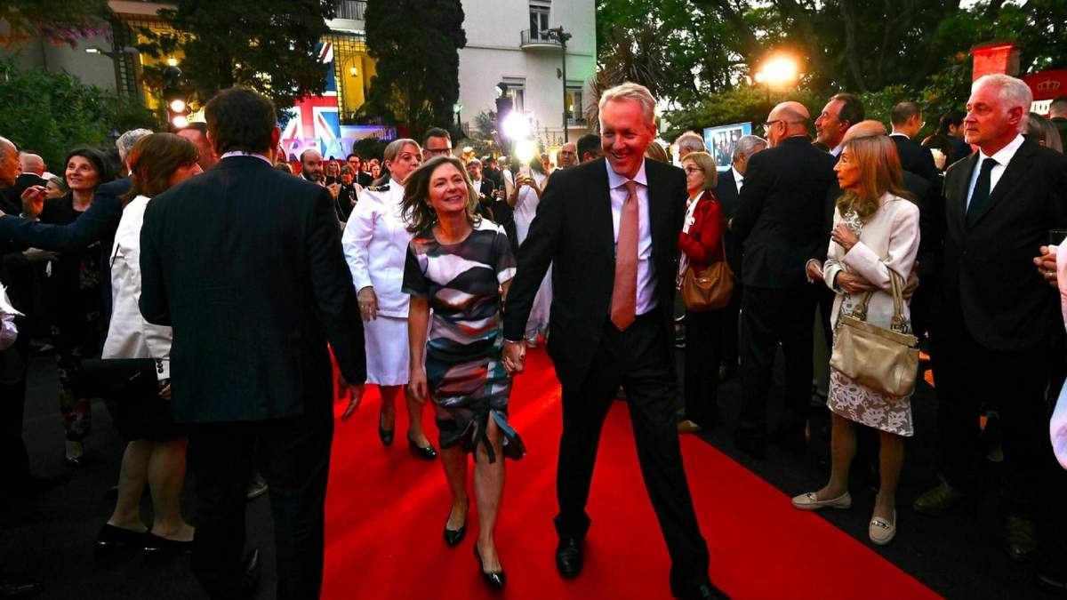El Embajador Británico David Cairns preside el evento.