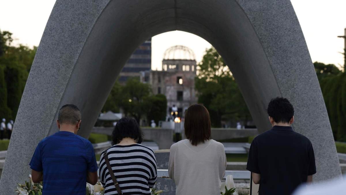 Visitantes frente al cenotafio dedicado a las víctimas del bombardeo atómico en el Parque Conmemorativo de la Paz en Hiroshima