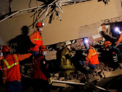 Contra reloj: así trabajan los equipos de rescate en Turquía tras el terremoto