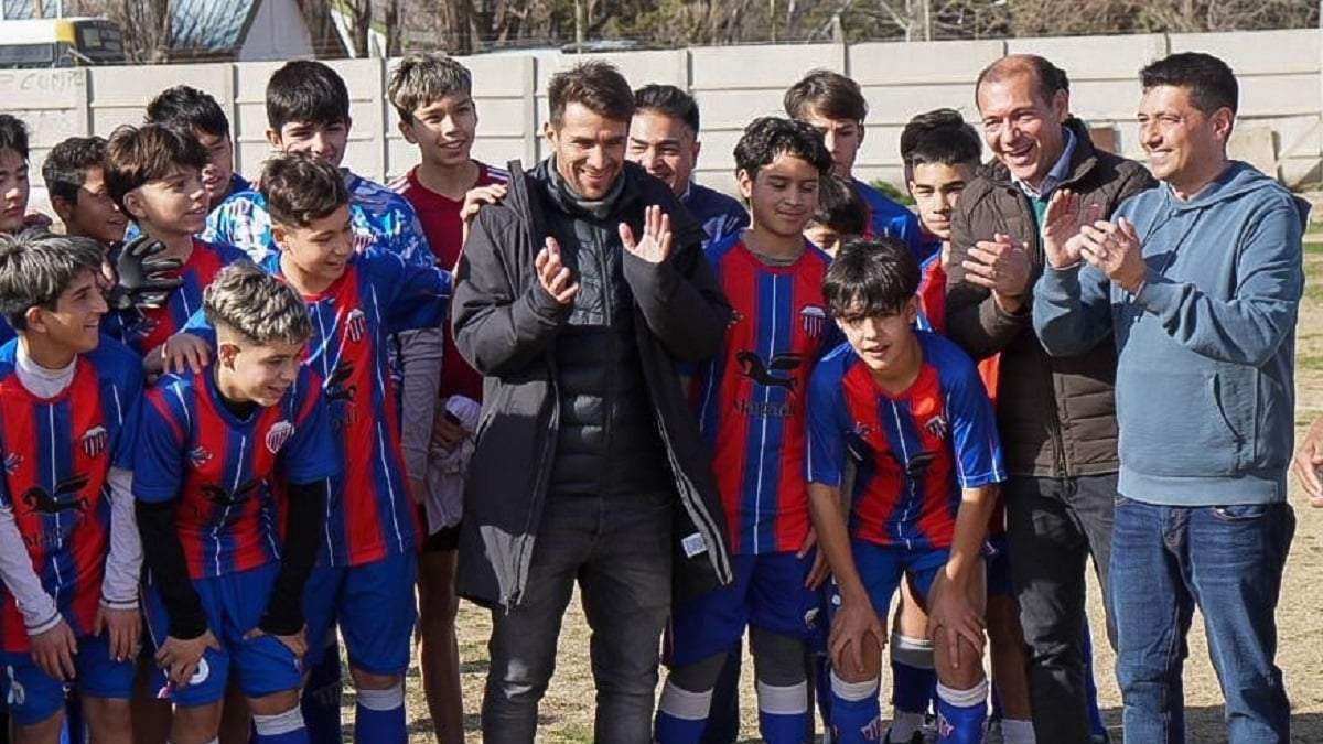 Leonardo Ponzio junto a chicos de divisiones formativas. Fuente: (Legislatura)