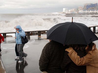 Alerta por fuertes vientos: mal inicio de las vacaciones de invierno para la Costa Atlántica