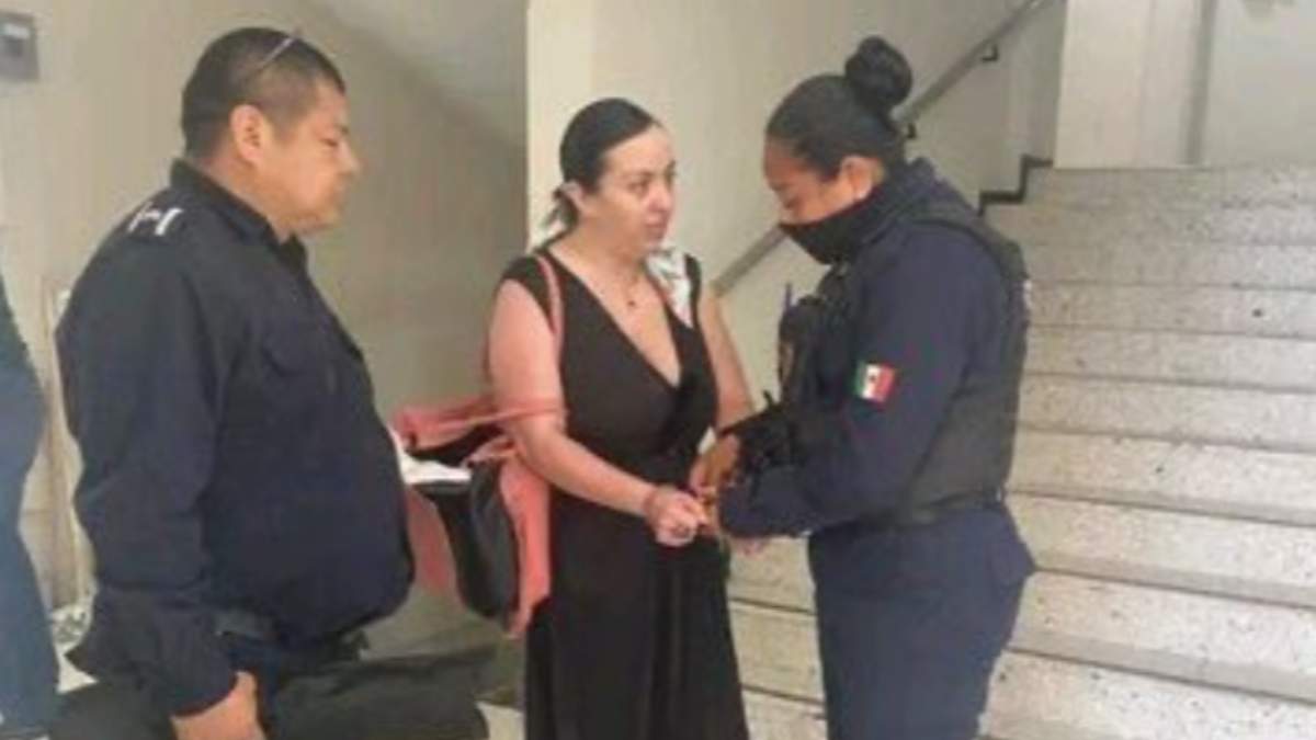 Una agente de la policía esposó a la periodista