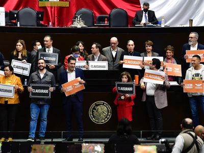 MC toma la tribuna en San Lázaro; protesta por no ser incluido en la Comisión Permanente