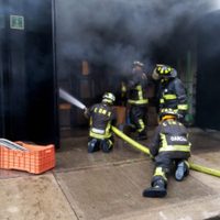 Arde fábrica en la alcaldía Benito Juárez; desalojan a 500 personas