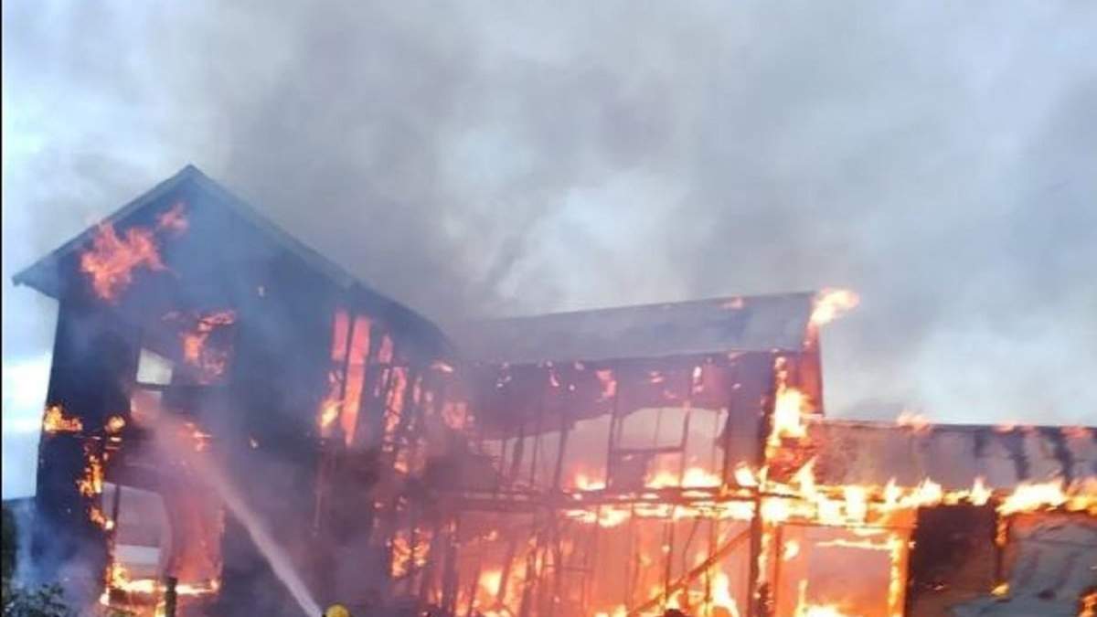 Trabajaron tres dotaciones de bomberos voluntarios y del aeropuerto de San Martín de los Andes. Fuente: (Bomberos voluntarios de SMA)