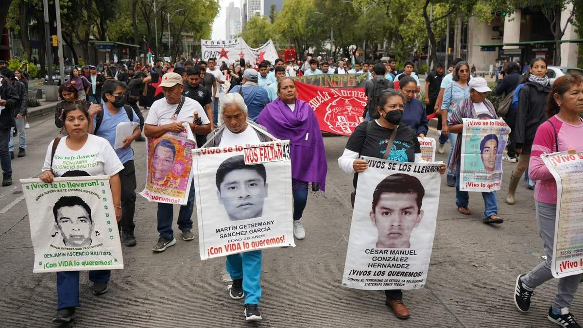 Marcha a 118 meses de la desaparición de los 43 estudiantes de Ayotzinapa