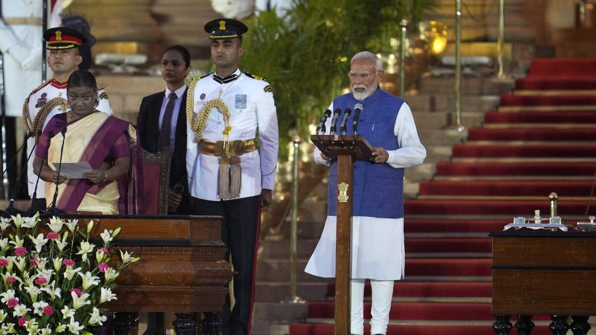 Narendra Modi (der) es juramentado para un tercer mandato como primer ministro de India por la presidenta Draupadi Murmu (izq) en el palacio Rashtrapati Bhawan de Nueva Delhi
