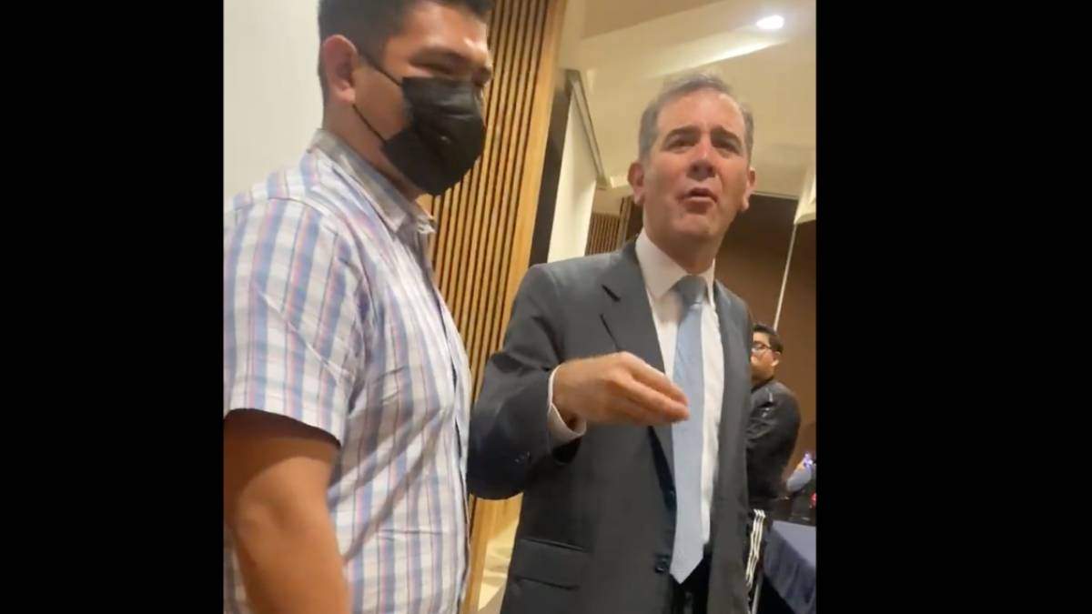 Lorenzo Córdova en el momento de ser increpado