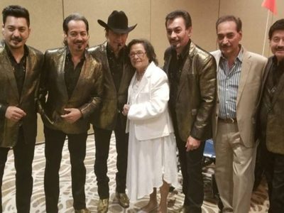 Los Tigres del Norte reciben la noticia de la muerte de su madre en pleno concierto (Video)