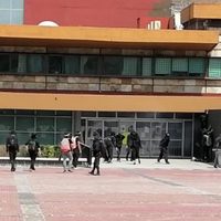 Con los rostros cubiertos, un grupo de personas causa destrozos y provoca incendio en CU