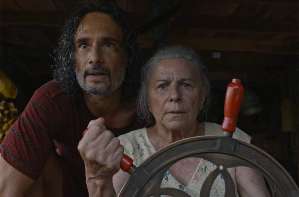 Escena con los actores Rodrigo Santoro y Denise Weinberg. "Estar longeva no es una vergüenza"