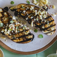 Berenjenas asadas con garbanzos y salsa de yogurt: una receta simple pero que te convertirá en un verdadero chef