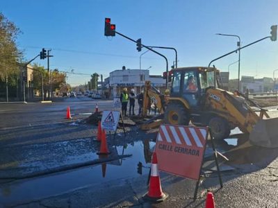 El EPAS terminó de reparar la cañería rota en Mosconi y se normalizó el servicio en el barrio Confluencia