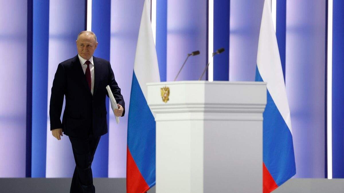 El presidente de Rusia, Vladímir Putin, llega al estrado para su discurso anual del estado de la nación, en Moscú, Rusia